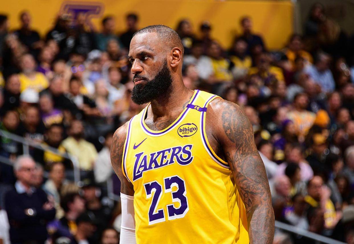 九游游戏平台詹姆斯回归赛场，连败首场状态亮眼，日本队观众沸腾！的简单介绍