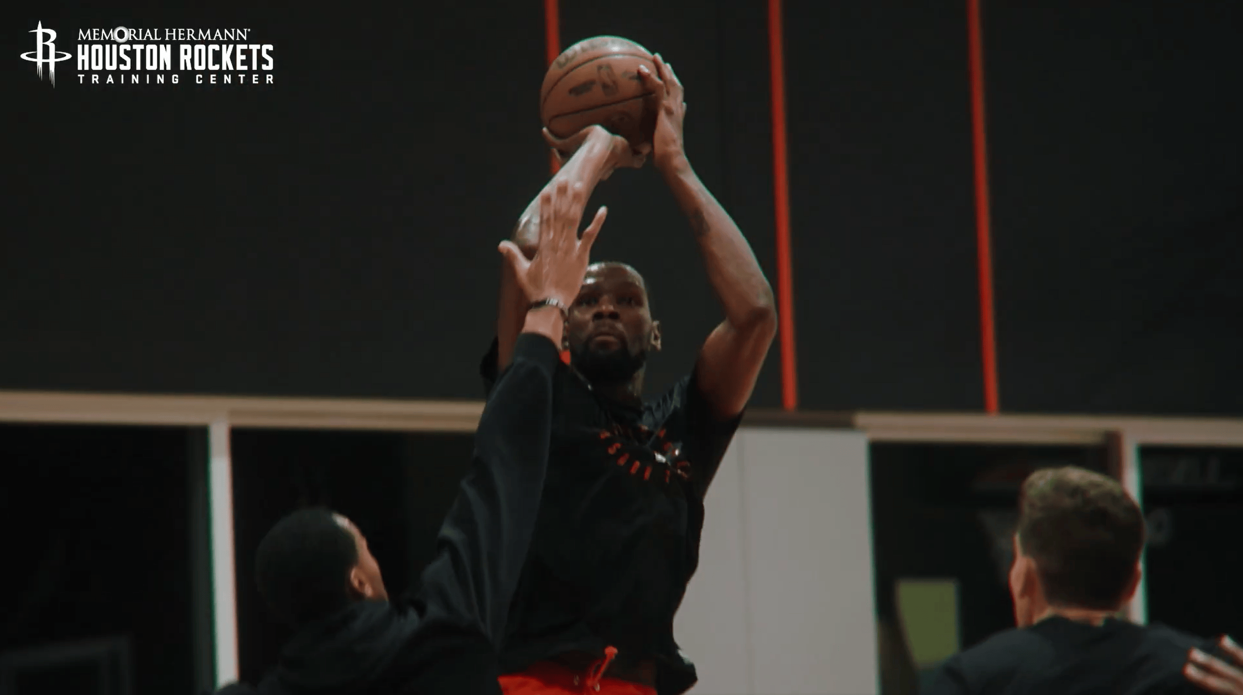 九游游戏中心包含杜兰特在TL比赛中战术调整，战术调整引发热议！的词条